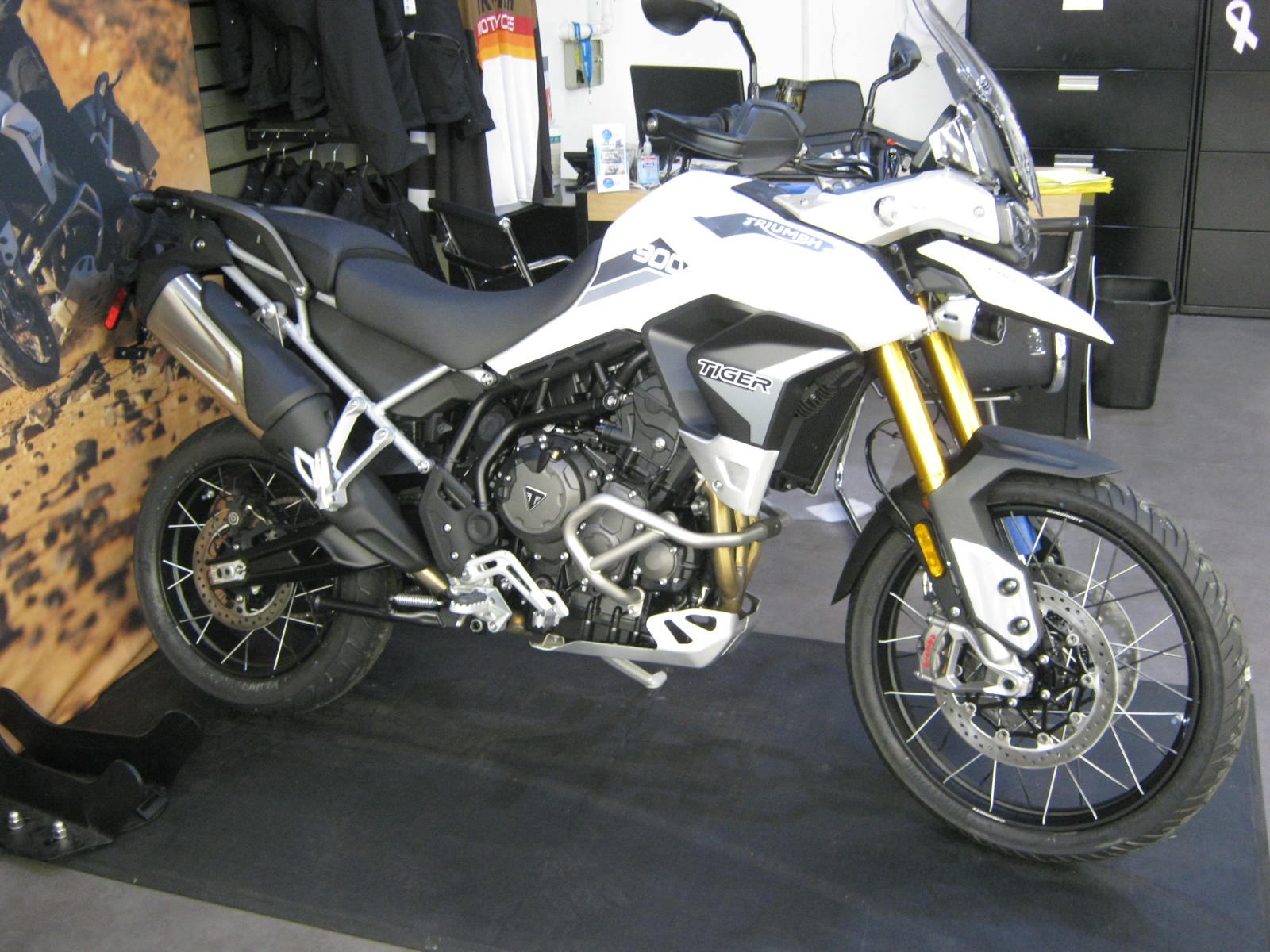 triumph tiger 900 rally pro white