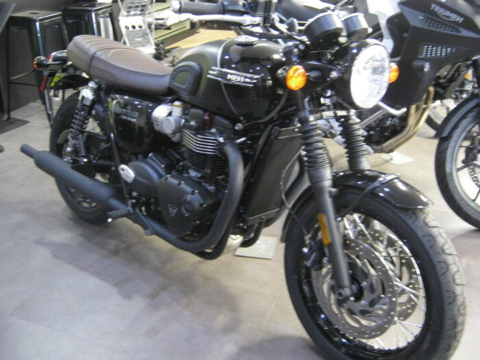 2023 Triumph Bonneville T120 Black - Image 2