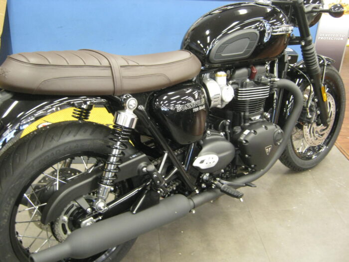 2025 Triumph Bonneville T120 Black - Image 3