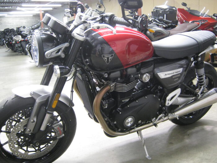 2024 Triumph Speed Twin 1200 - Image 2