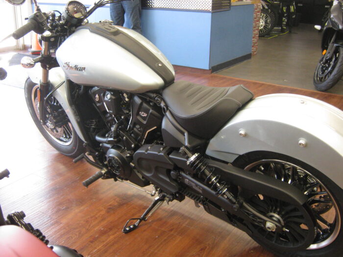 2025 Indian Scout 60 Classic Limited - Image 2